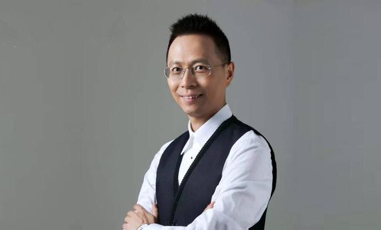 肖央谭卓夫妻笑闹贺岁 2025-12-18 由肖央监制,董旭执导的爆笑喜剧电影《情圣3》官宣定档12月27日全国上映,并于12月20开启全国点映,同时也正式曝光定档预告与定档海报。