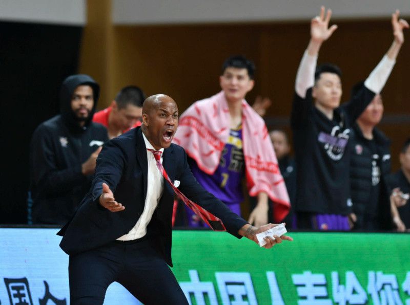 那种伸手不见五指的黑，把我吓得蹦蹦跳。