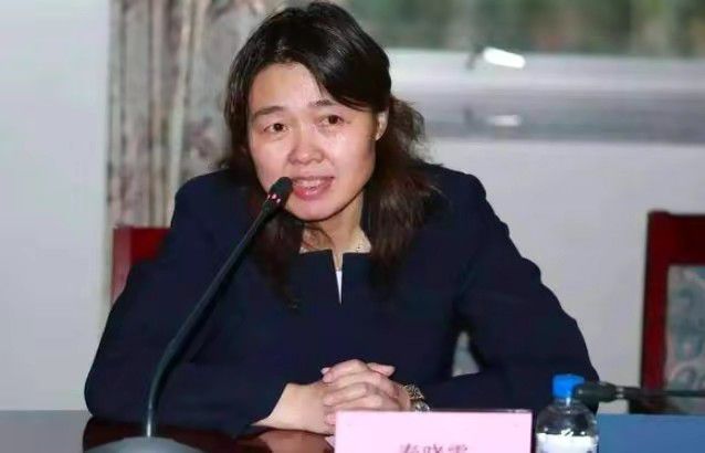 八时三十三分，雷鸣大作，使人感于建国事业之艰巨。