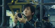 理查德·E·格兰特、雅各布·艾洛蒂、阿奇·马德基、巴里·基奥恩、裴淳华和艾莉森·奥利弗共同出现在照片上。